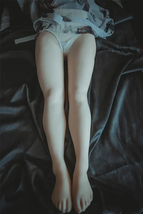 Woman Poses Nude Showing Off Her Round Ass and Feet – photo 11 of 11