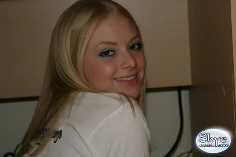 Skye Model: Blonde Woman Pulls Down Her Shorts and Exposes Thong in the Office – photo 10 of 12