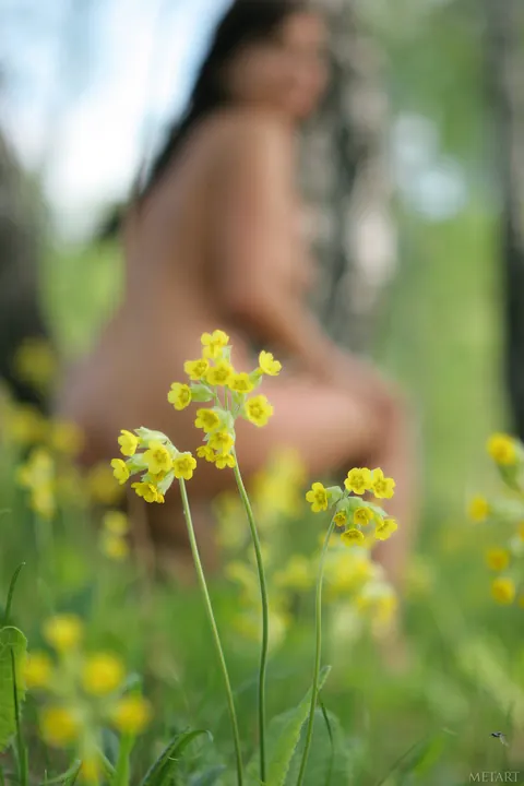 Woman Strips and Poses Nude for a Gallery – photo 16 of 21