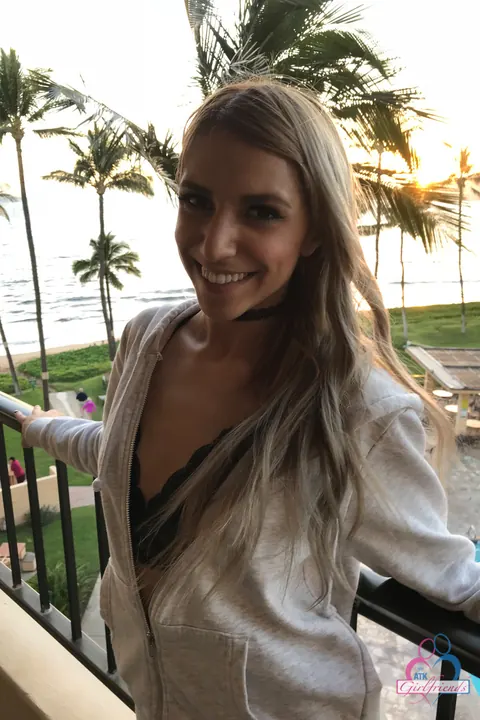 Hime Marie: Skinny Blonde Teases in a Bikini on the Beach – photo 2 of 20