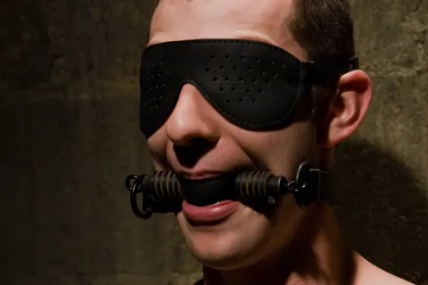 Naked Man Poses for Thirty Minutes of Torment – photo 4 of 21