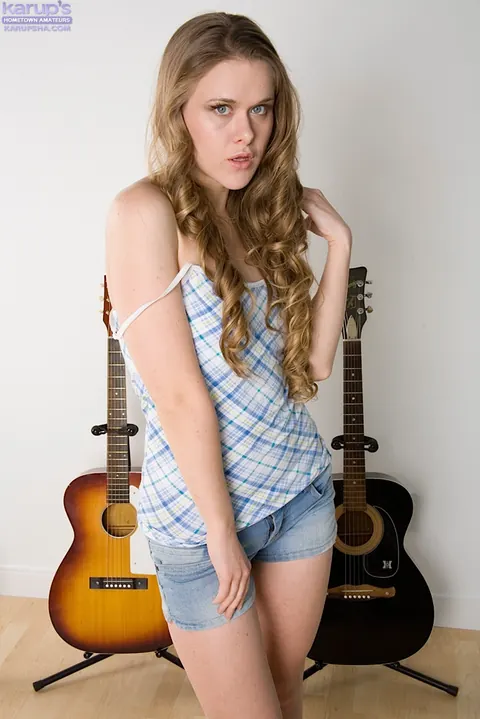 Victoria Kennedy: Redhead Strips Out of Her Shorts and Spreads Wide – photo 3 of 16