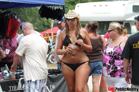 Thick Ebony Woman Strips Out of Her Bikini at the Pool – photo 9 of 12