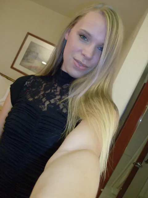 Skinny Blonde Spreads in a Selfie – photo 13 of 20