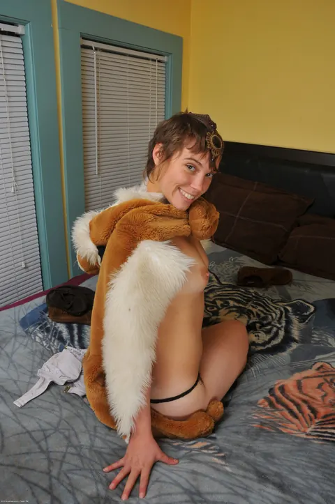 Thick Amateur with Short Hair Shows Hairy Holes and Feet – photo 9 of 21