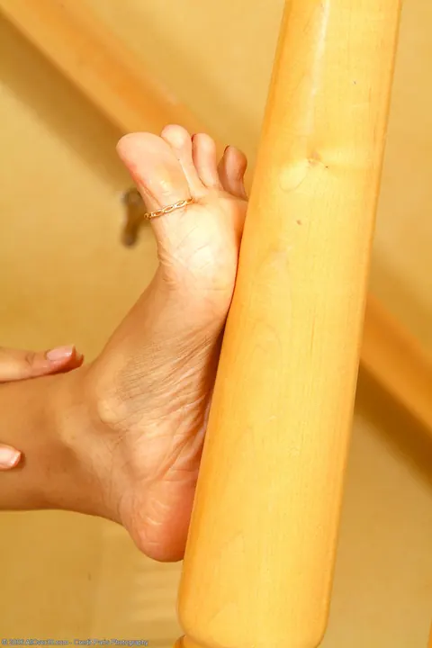 MILF Poses Nude and Shows Her Curves – photo 3 of 21