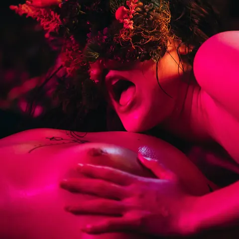 Lea Hart: Curvy Asian Brunette Eats Pussy in a Threesome – photo 4 of 14