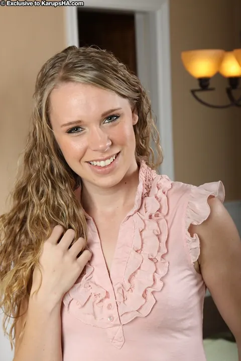Anna Stevens: Tall Blonde with Small Natural Tits Poses Fully Nude – photo 3 of 21