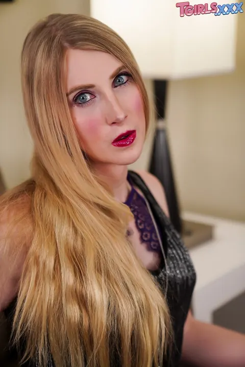 Blonde Trans Woman Strips and Poses Nude – photo 2 of 16