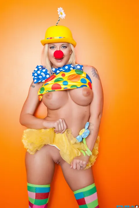 Leya Falcon: Blonde with Big Tits Uses a Dildo in Costume – photo 6 of 21