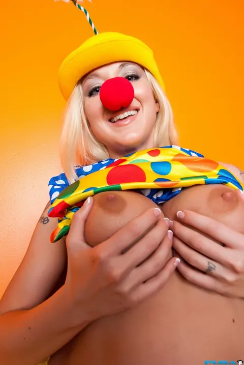 Leya Falcon: Blonde with Big Tits Uses a Dildo in Costume – photo 5 of 21