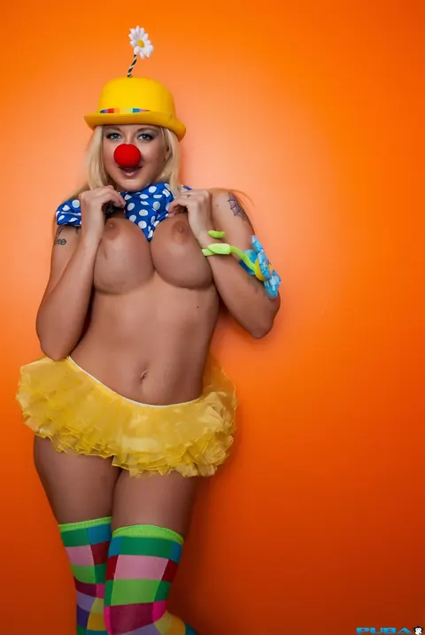 Leya Falcon: Blonde with Big Tits Uses a Dildo in Costume – photo 7 of 21