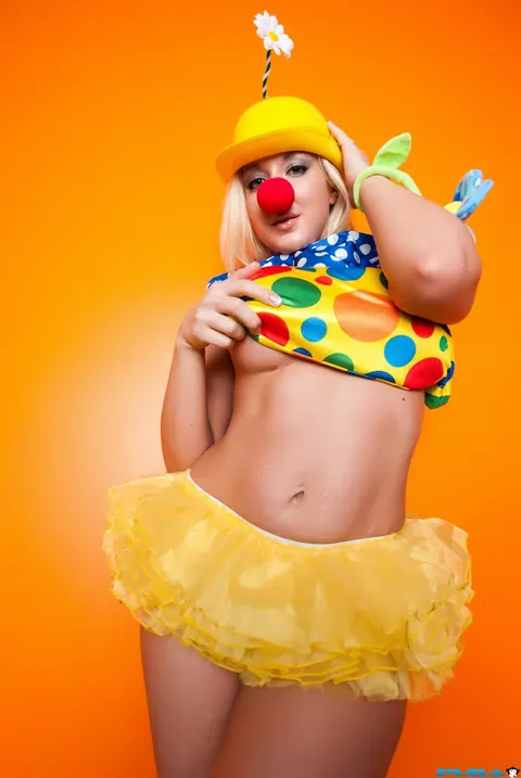 Leya Falcon: Blonde with Big Tits Uses a Dildo in Costume – photo 4 of 21
