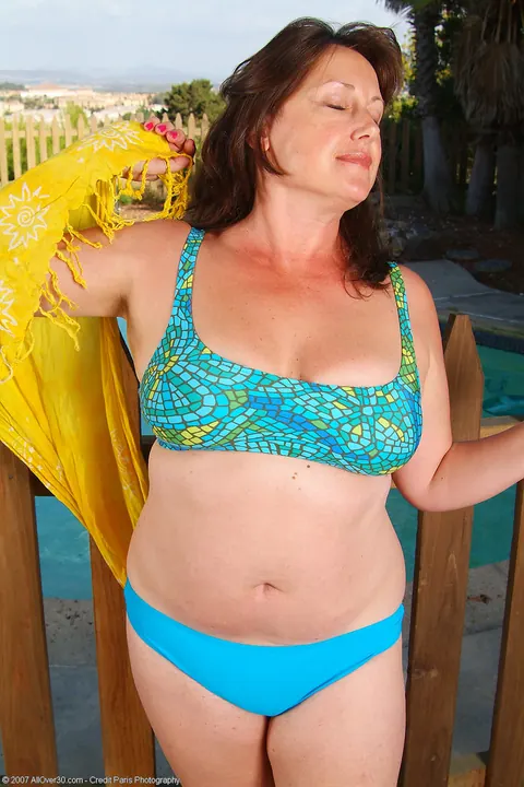 Marishka: Curvy Brunette MILF Strips Out of Her Bikini Outdoors – photo 3 of 21