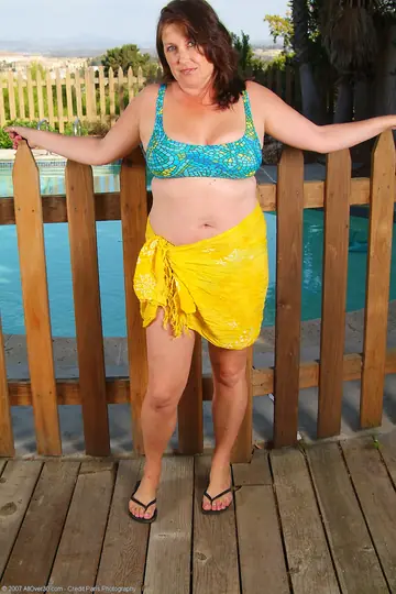 Marishka – Curvy Brunette MILF Strips Out of Her Bikini Outdoors