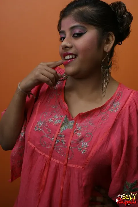 Indian BBW Strips Naked and Shows Her Curves – photo 3 of 15