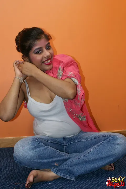 Indian BBW Strips Naked and Shows Her Curves – photo 4 of 15