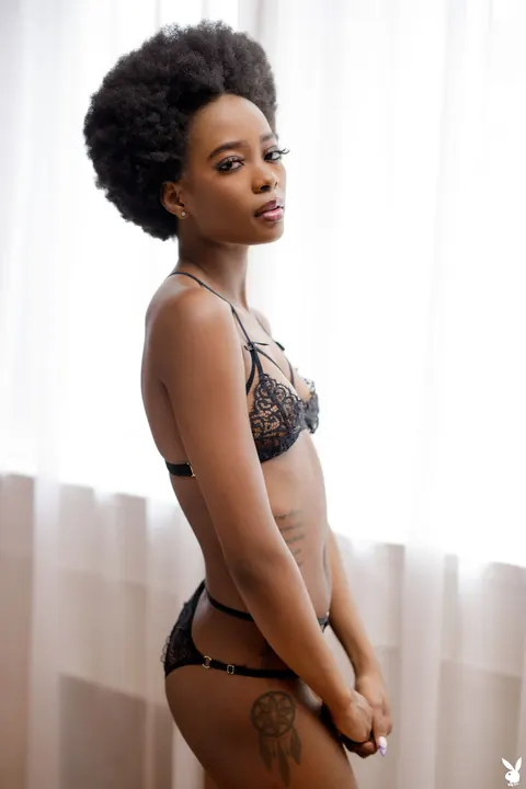 Ebony Woman Strips Off Her Lace Lingerie and Spreads Her Legs – photo 4 of 20