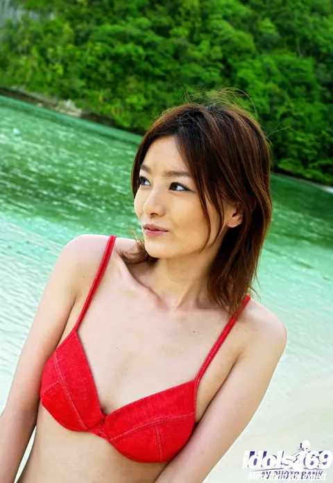 Asian Woman in a Bikini Shows Off Her Ass on the Beach – photo 3 of 16