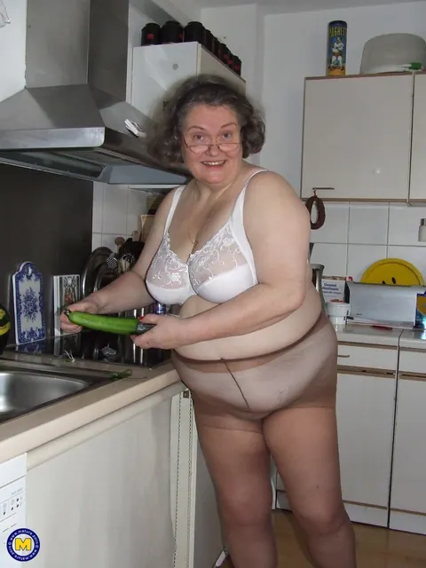 Birgid: Busty Curvy Mature Woman Masturbates with a Cucumber on the Kitchen Counter – photo 5 of 20