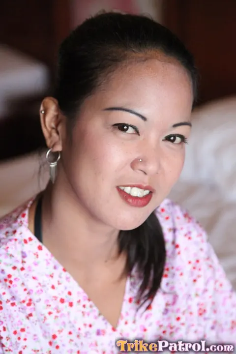 Asian Woman Spreads Her Trimmed Pussy on the Bed – photo 3 of 15