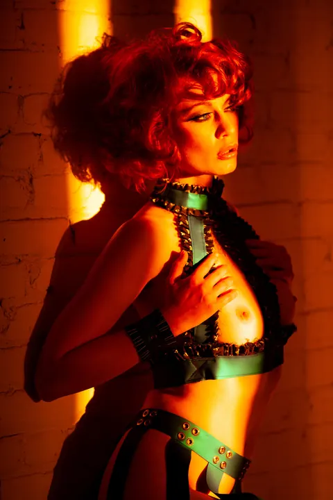 Justine Joli: Petite Redhead MILF Strips Nude and Poses Glamorously – photo 4 of 21