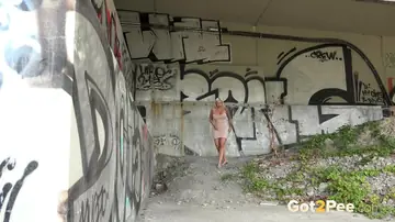 Jarushka – Tattooed Czech MILF Pisses Outdoors in a Skirt