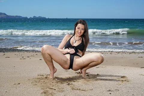 Lily Adams: Thick Brunette Strips Out of Her Bikini on the Beach – photo 3 of 21