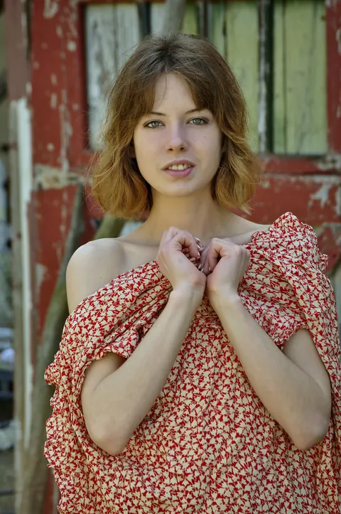 Bonnie Apricot: Slim Hairy Brunette with Small Natural Tits Undresses Outdoors – photo 1 of 20