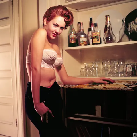 Colleen Farrington: Slim Brunette with Short Hair Flaunts Her Big Tits – photo 4 of 16