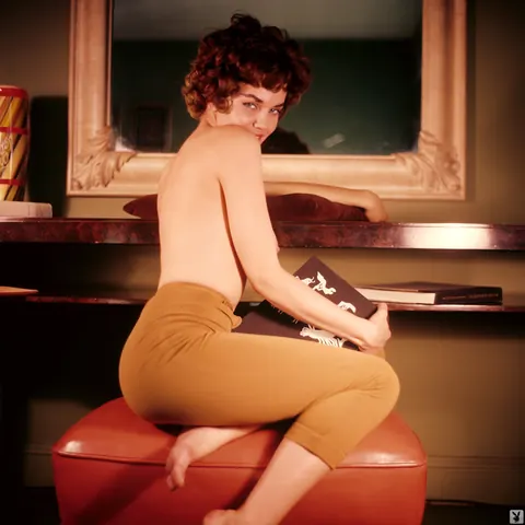 Colleen Farrington: Slim Brunette with Short Hair Flaunts Her Big Tits – photo 10 of 16