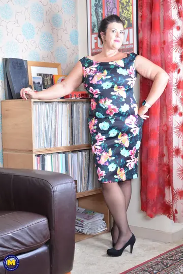 Katie Coquard – Mature Curvy Brunette Toys Her Pussy in Stockings on the Sofa