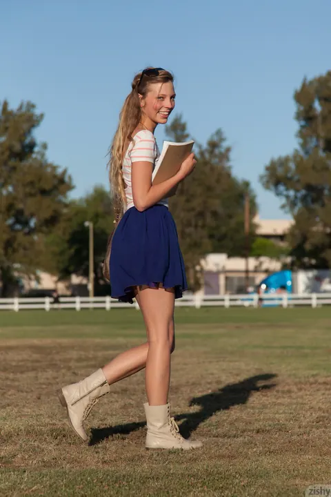 Marley Kunis: Blonde Flashes Her Panties Outdoors – photo 7 of 11