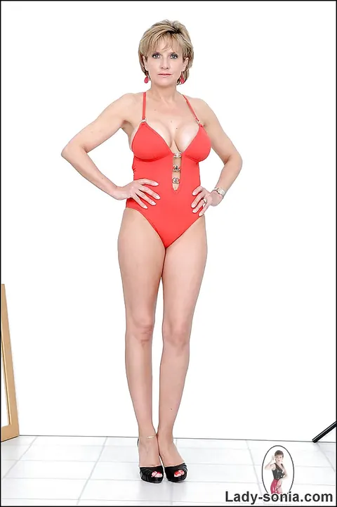Thick Blonde MILF in a Bikini Pulls Bottom Aside and Spreads – photo 1 of 15