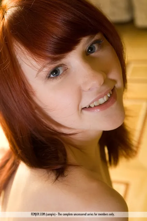 Ragni: European Redhead Bends Over and Parts Her Legs – photo 2 of 16