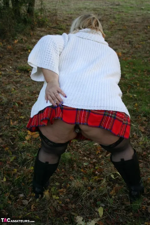 Lexie Cummings: Mature Curvy Blonde Flashes and Smokes in the Forest – photo 2 of 16