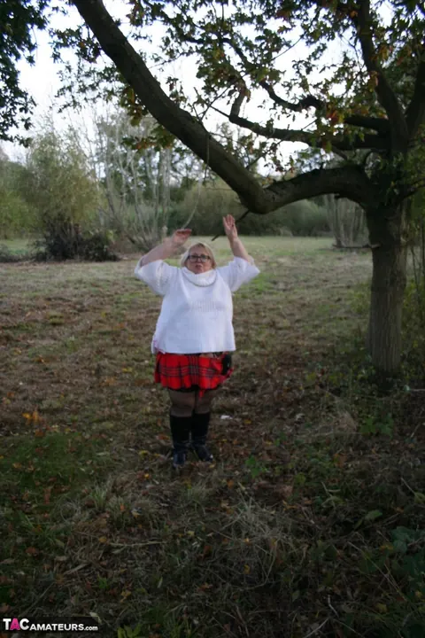 Lexie Cummings: Mature Curvy Blonde Flashes and Smokes in the Forest – photo 7 of 16