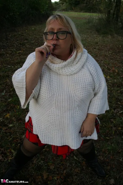 Lexie Cummings: Mature Curvy Blonde Flashes and Smokes in the Forest – photo 6 of 16