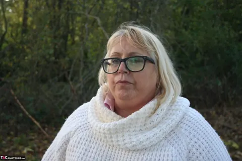 Lexie Cummings: Mature Curvy Blonde Flashes and Smokes in the Forest – photo 1 of 16