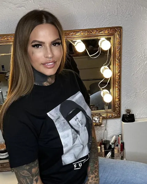 Tattooed Woman Strips Out of Her Lingerie – photo 10 of 17