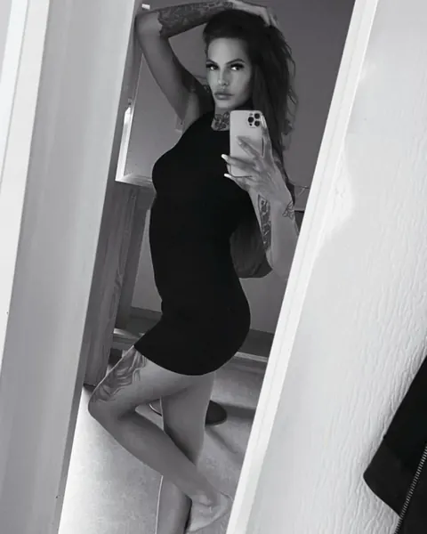 Tattooed Woman Strips Out of Her Lingerie – photo 14 of 17