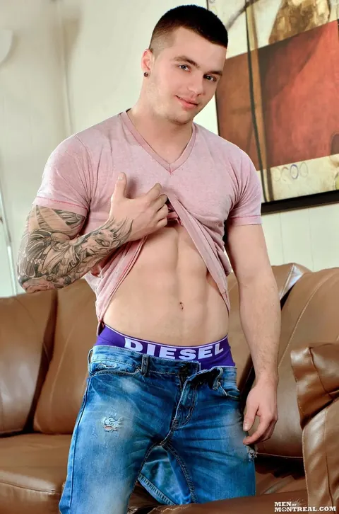 Muscular Tattooed Guy Strips and Shows Off His Body – photo 1 of 15