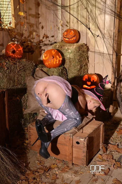Hungarian Blonde with Big Tits Fingers Herself in a Witch Costume – photo 18 of 21
