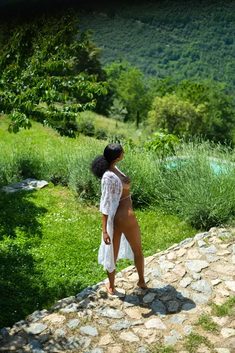 Barbie Reyes: Ebony Woman Reveals Her Natural Tits in a Robe Outdoors – photo 2 of 20
