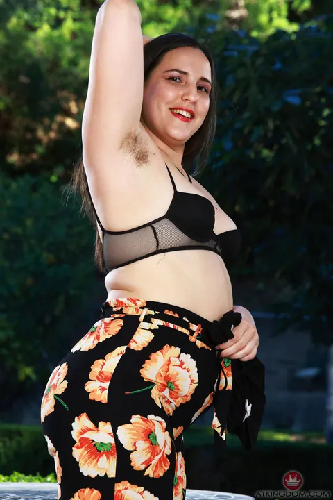 Dria Submits: Tall BBW Shows Hairy Armpits and Bush Outdoors – photo 3 of 21