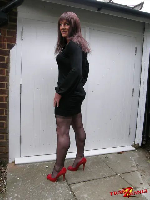 Busty Trans Woman Poses Nude and Shows Her Curves – photo 11 of 15