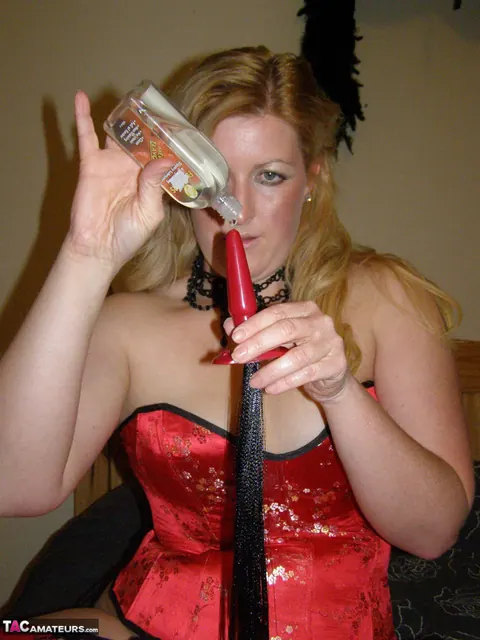 Blonde PAWG Inserts a Tail Butt Plug in the Bedroom – photo 11 of 16