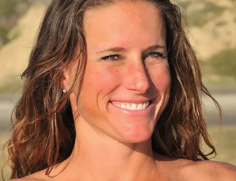 Sofie Marie: Tall MILF Flashes Her Tits in a Bikini on the Beach – photo 20 of 21