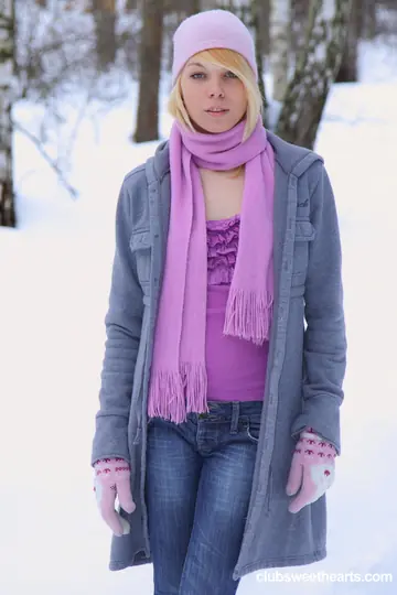 Alice Wonderbang – Petite Ukrainian Blonde Strips Out of Her Jeans and Spreads in the Snow