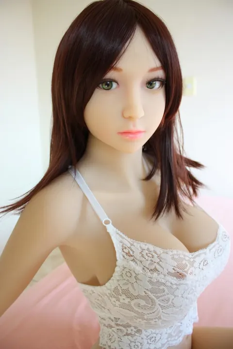Busty Woman Strips Off Her Top and Poses Topless – photo 1 of 21
